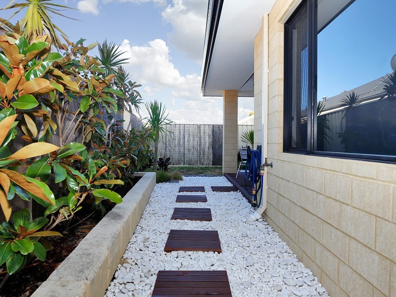 4 Alandale Bend, Banksia Grove WA 6031