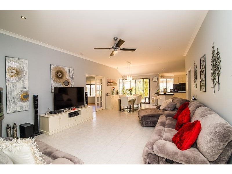 44 Roxburgh Circle, Kinross WA 6028