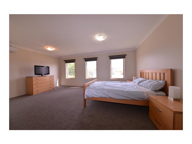 18 Minjah Circuit, Carramar WA 6031