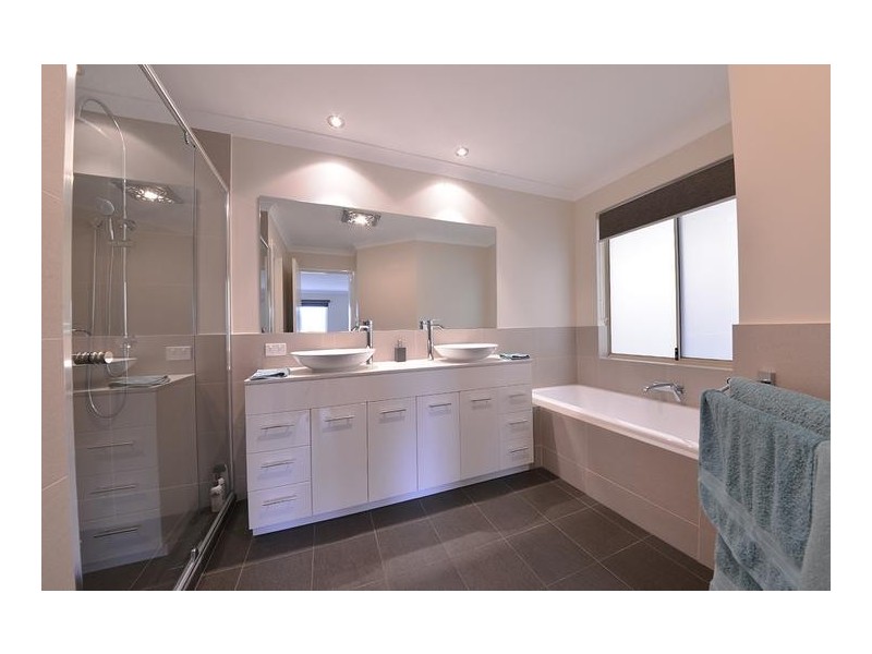 18 Minjah Circuit, Carramar WA 6031