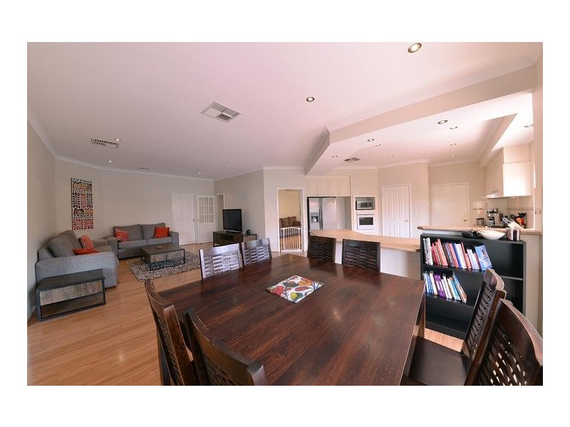 18 Minjah Circuit, Carramar WA 6031