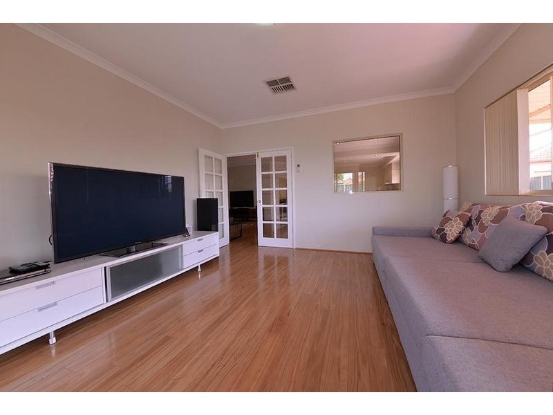 18 Minjah Circuit, Carramar WA 6031