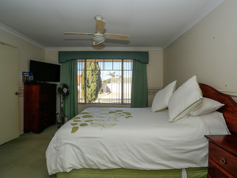 4 Culroy Grove, Kinross WA 6028