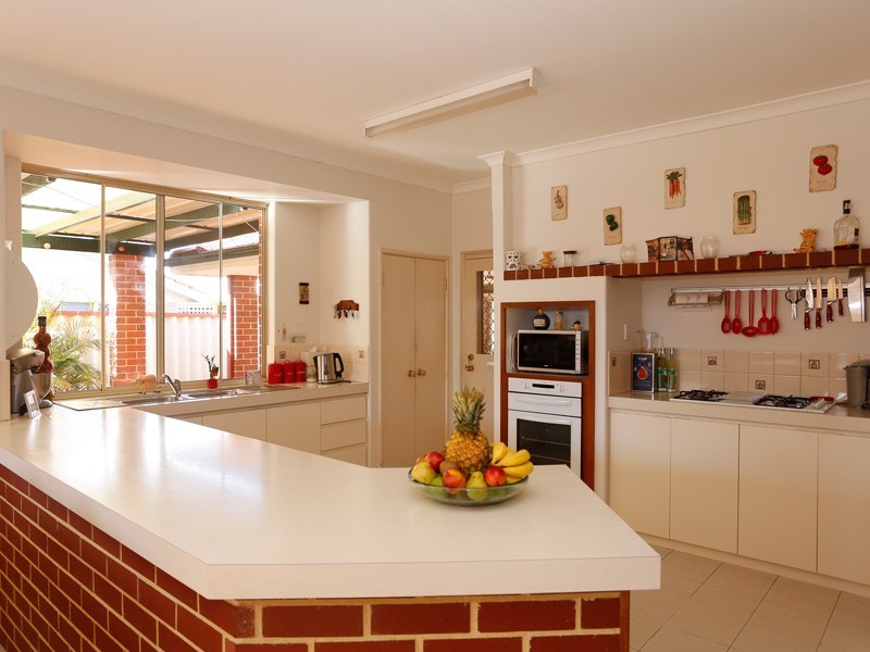 4 Culroy Grove, Kinross WA 6028