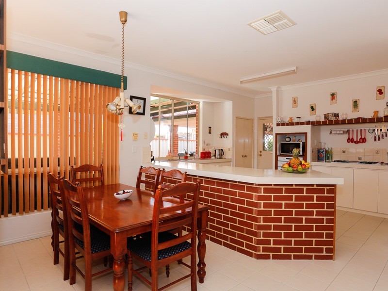 4 Culroy Grove, Kinross WA 6028