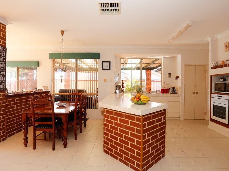 4 Culroy Grove, Kinross WA 6028