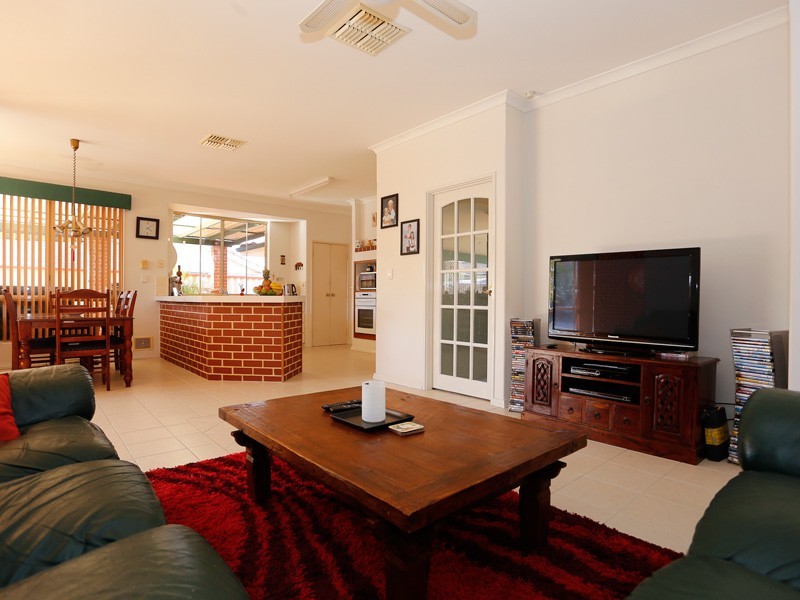 4 Culroy Grove, Kinross WA 6028