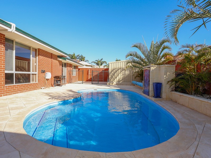 4 Culroy Grove, Kinross WA 6028