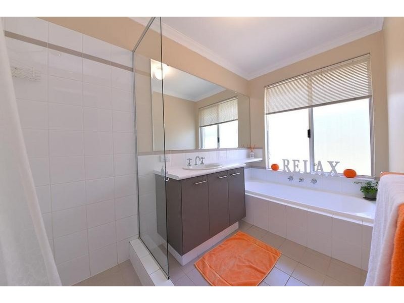 11 Apsley Bend, Tapping WA 6065