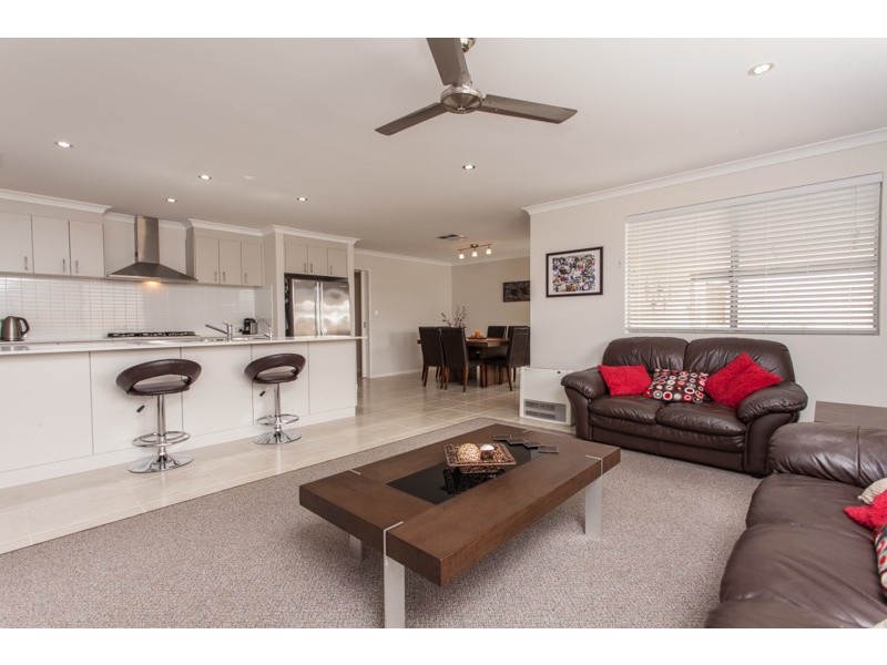 15 Strasbourg Vista, Hocking WA 6065