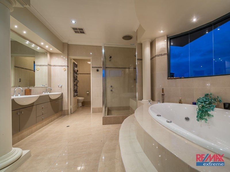 4 Monaro Way, Hocking WA 6065