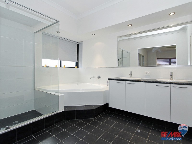 22 St Lucia Road, Iluka WA 6028