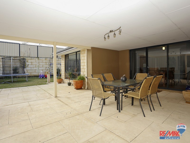 5 Rocklands Loop, Carramar WA 6031