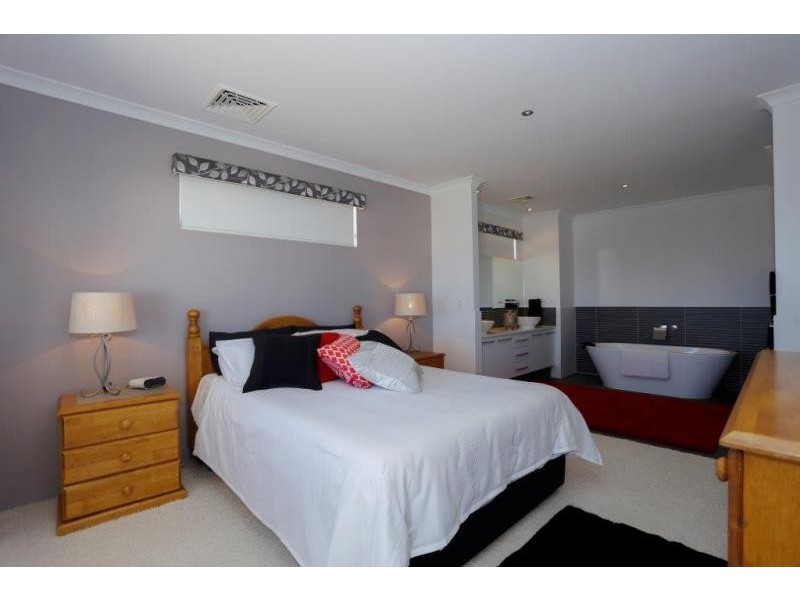7 Seabird Bend, Jindalee WA 6036