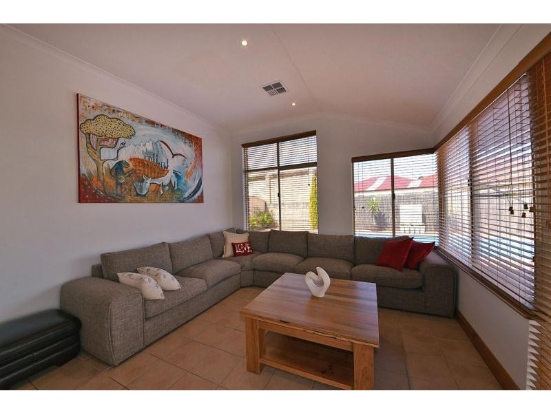 12 Whitecliffe Square, Iluka WA 6028