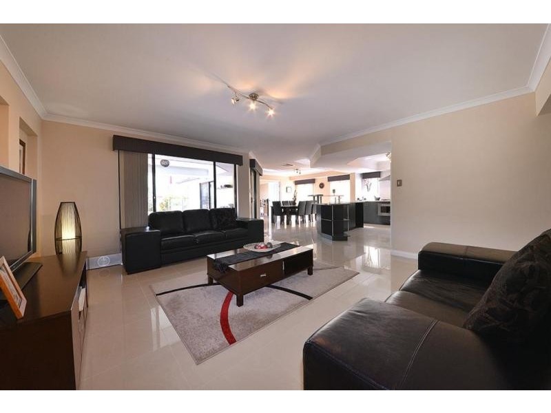 15 Newgain Crescent, Carramar WA 6031