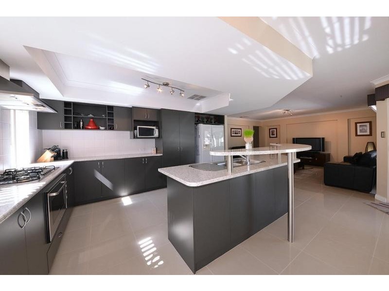 15 Newgain Crescent, Carramar WA 6031