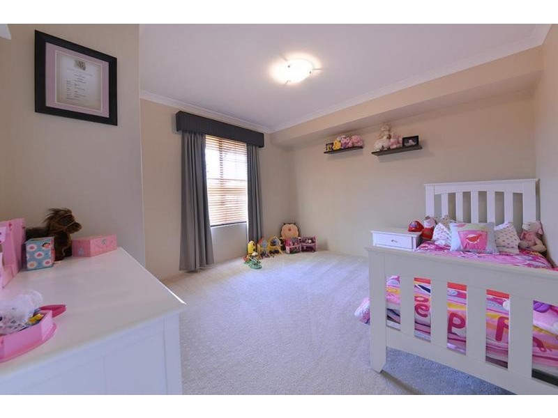15 Newgain Crescent, Carramar WA 6031