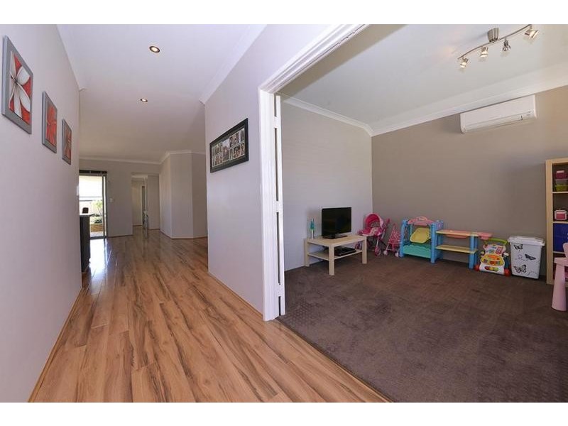 3 Wallcliffe Gate, Carramar WA 6031