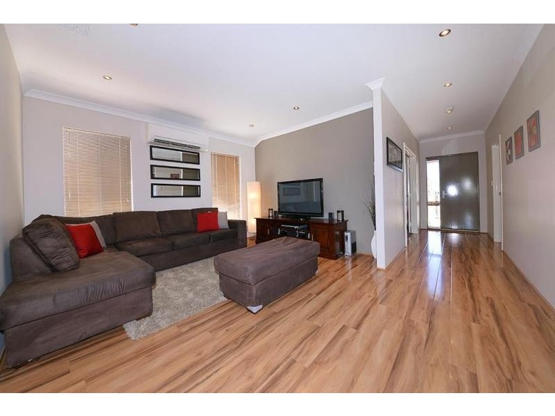 3 Wallcliffe Gate, Carramar WA 6031