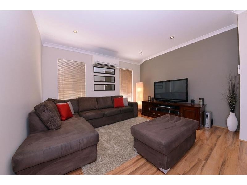 3 Wallcliffe Gate, Carramar WA 6031