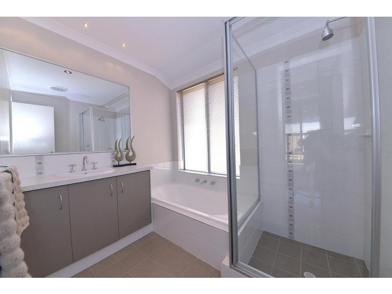 3 Wallcliffe Gate, Carramar WA 6031