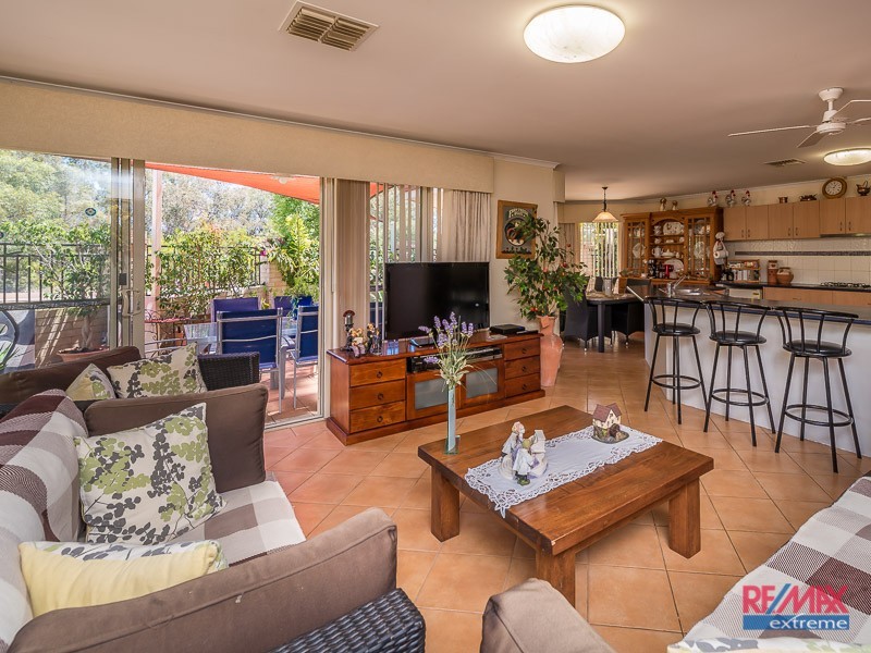 16 Woodlake Retreat, Kingsley WA 6026