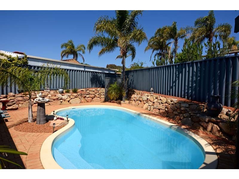 5 Charles Court, Woodvale WA 6026