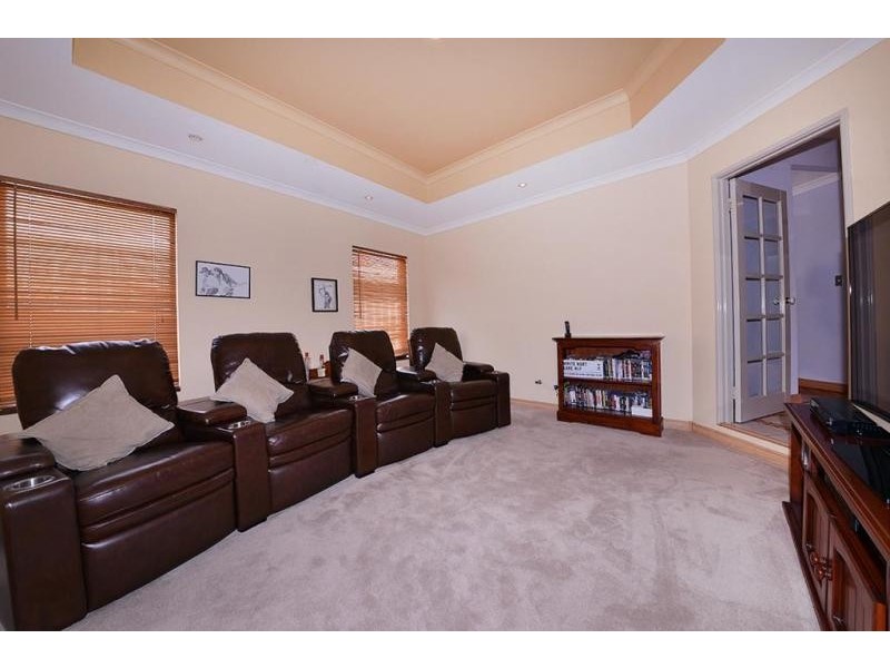 5 Dunrobin Lane, Carramar WA 6031