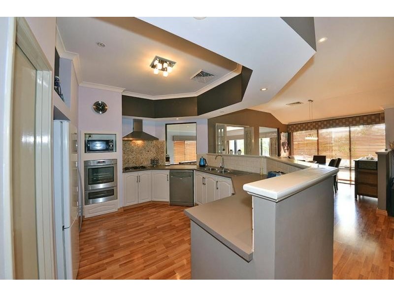 5 Dunrobin Lane, Carramar WA 6031