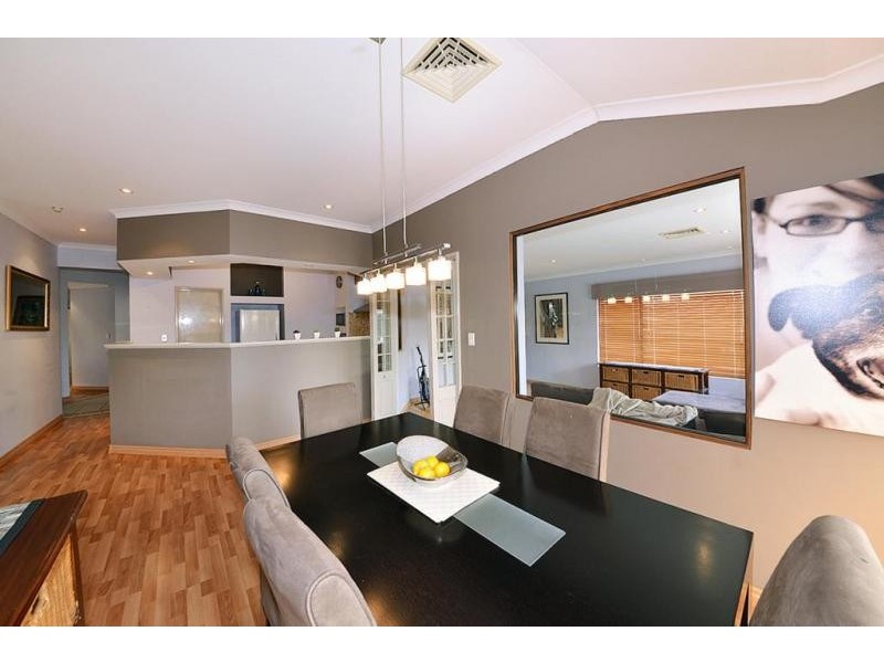 5 Dunrobin Lane, Carramar WA 6031