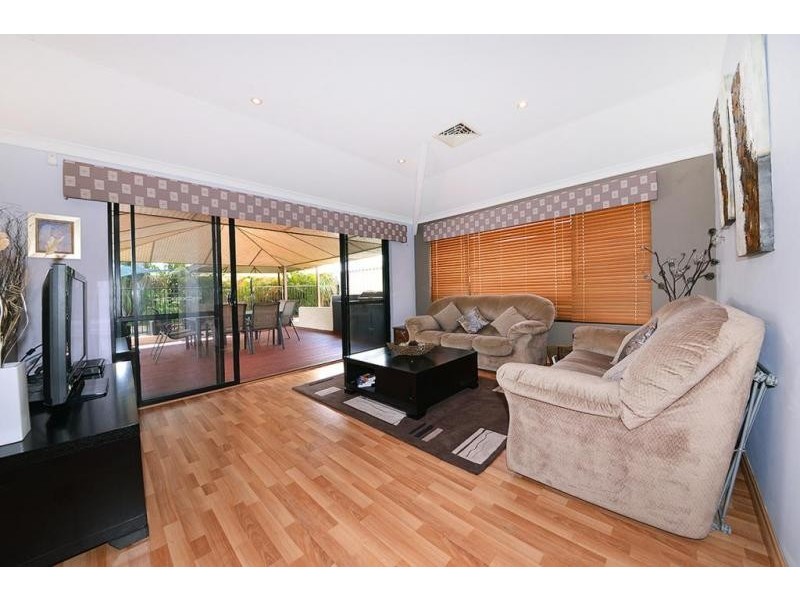 5 Dunrobin Lane, Carramar WA 6031