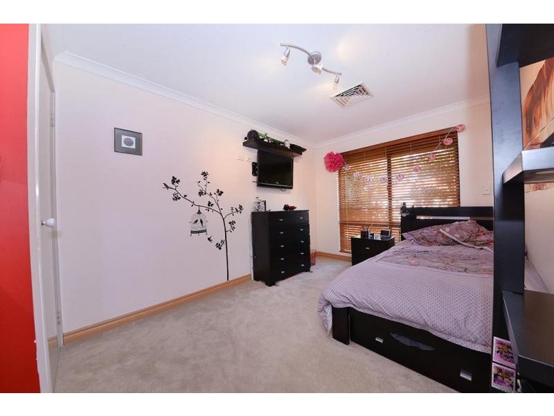 5 Dunrobin Lane, Carramar WA 6031