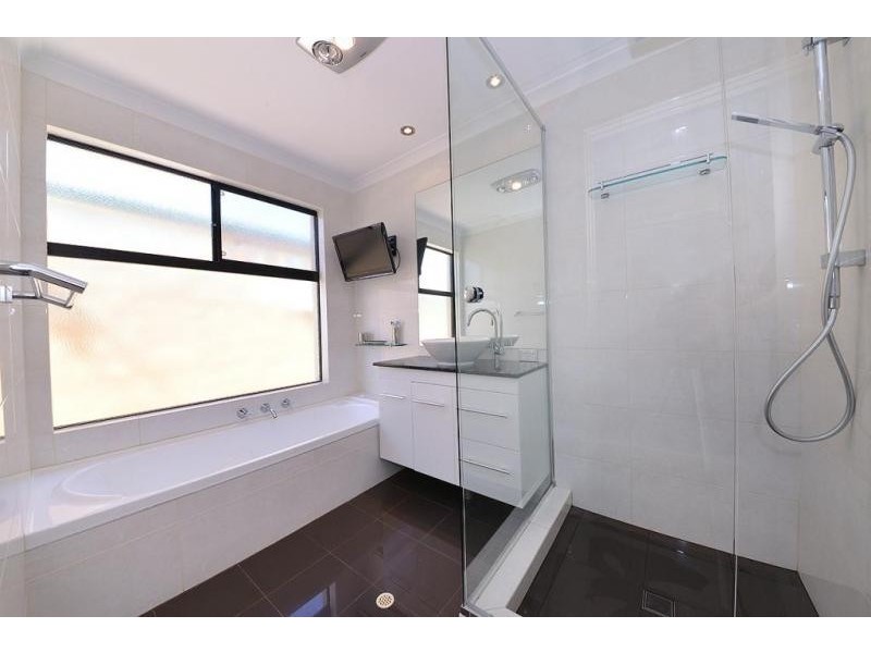 5 Dunrobin Lane, Carramar WA 6031