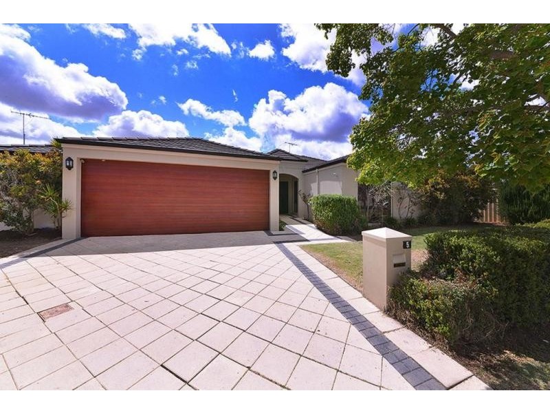 5 Dunrobin Lane, Carramar WA 6031