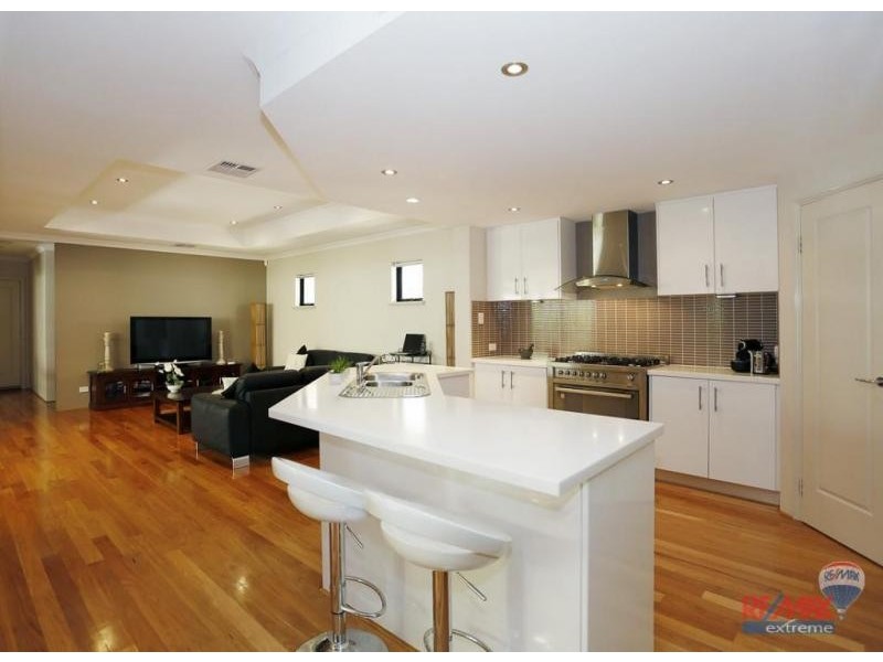 6 Pattaya Gardens, Iluka WA 6028