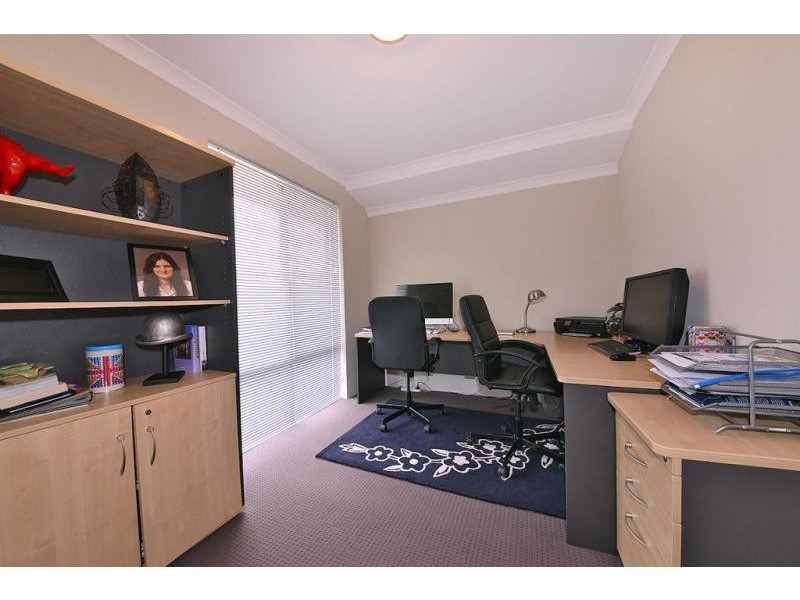 5 Damperia Gardens, Sinagra WA 6065