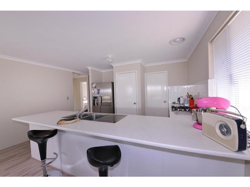 5 Damperia Gardens, Sinagra WA 6065