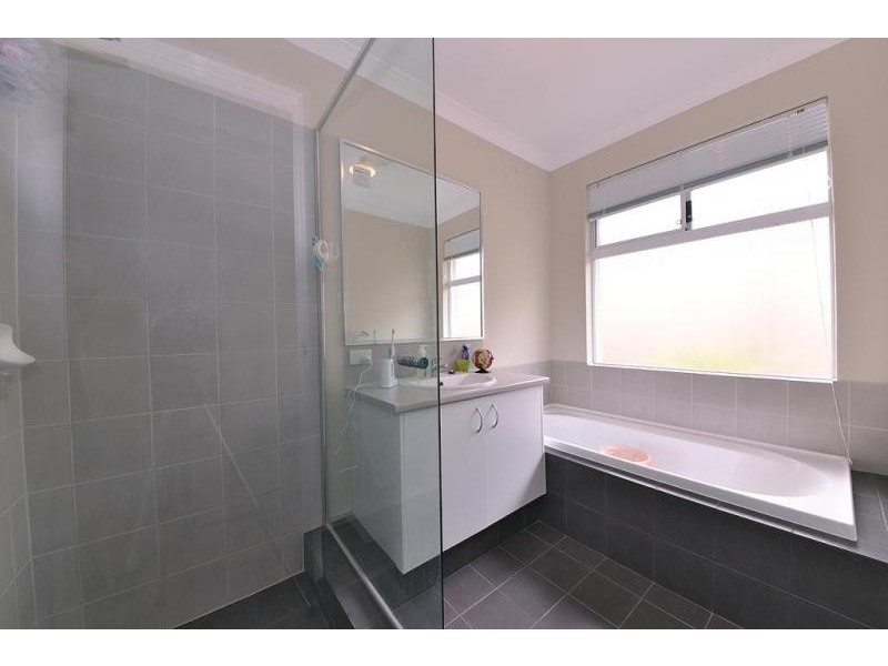 5 Damperia Gardens, Sinagra WA 6065