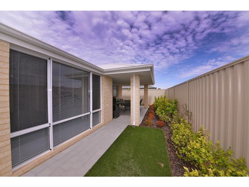 5 Damperia Gardens, Sinagra WA 6065