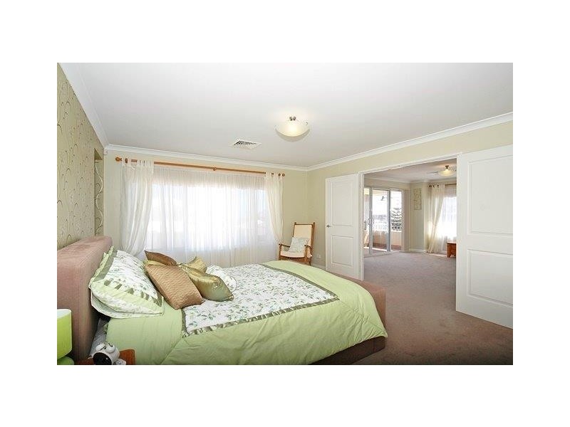 18 Dotterel Green, Jindalee WA 6036