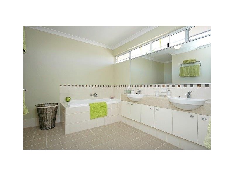 18 Dotterel Green, Jindalee WA 6036