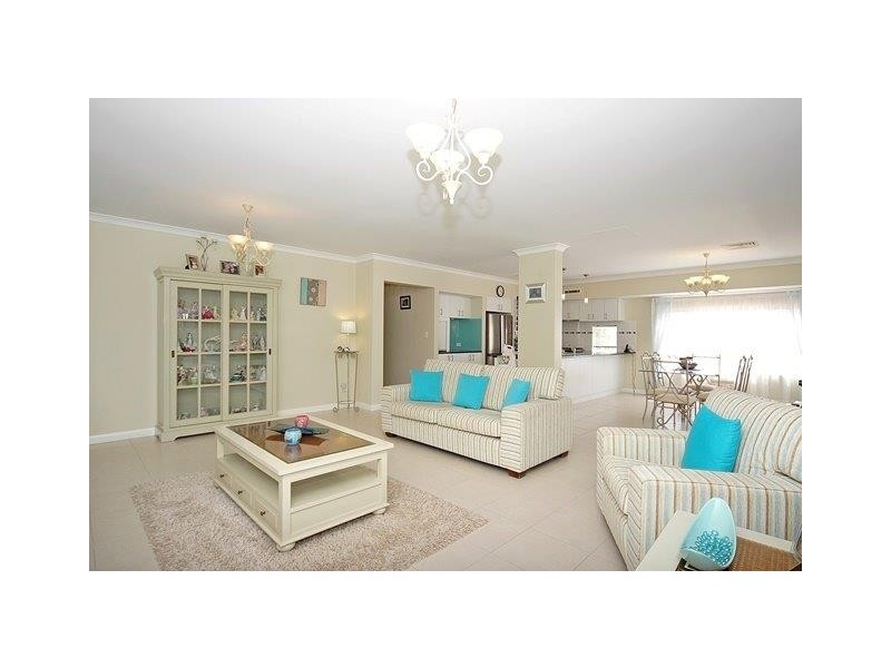 18 Dotterel Green, Jindalee WA 6036