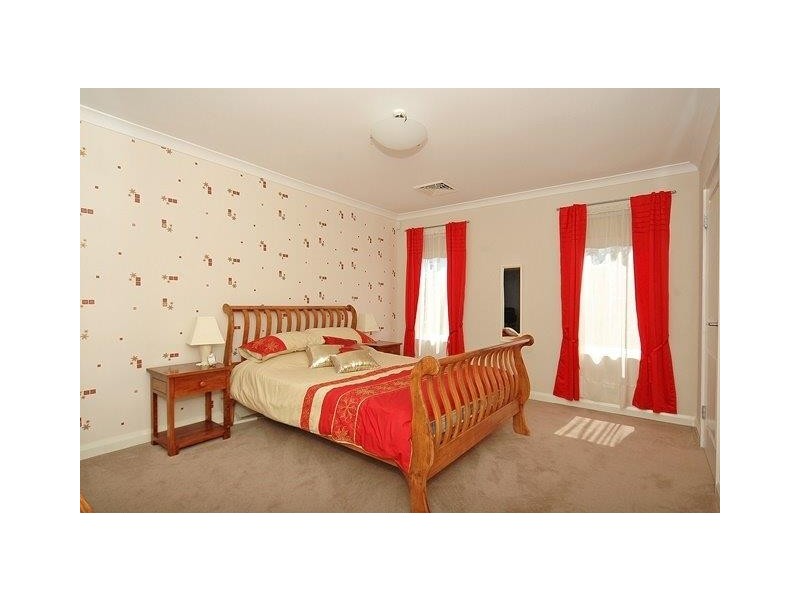 18 Dotterel Green, Jindalee WA 6036