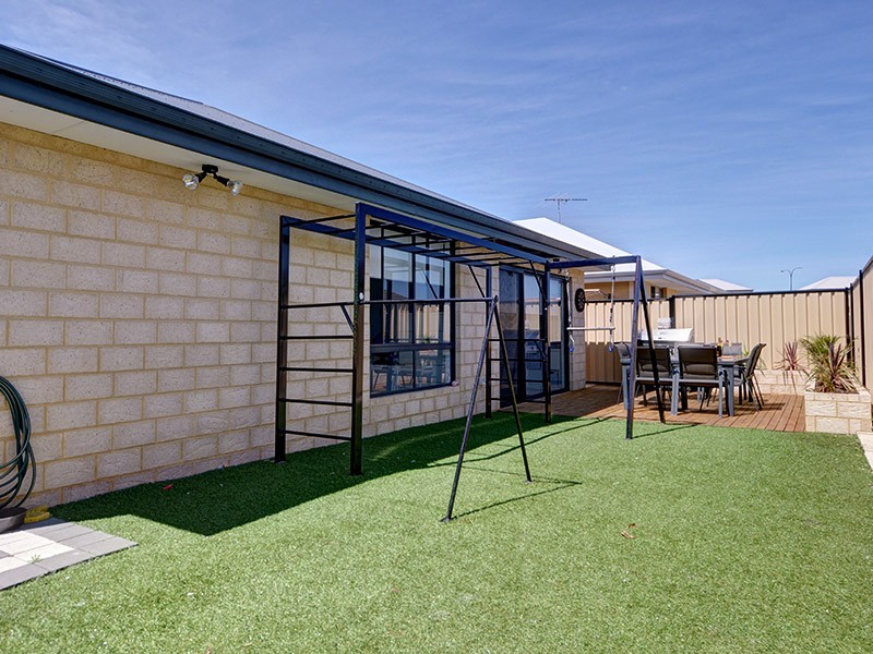 30 Lauderdale Ramble *, Carramar WA 6031