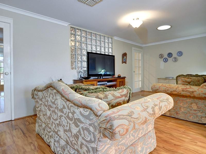 4 Shropshire Crescent, Butler WA 6036