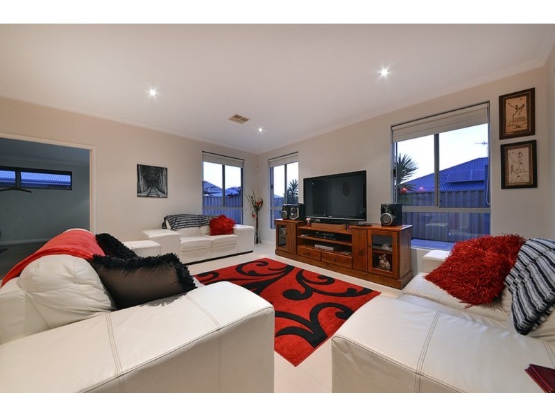 8 Leighton Gardens, Tapping WA 6065