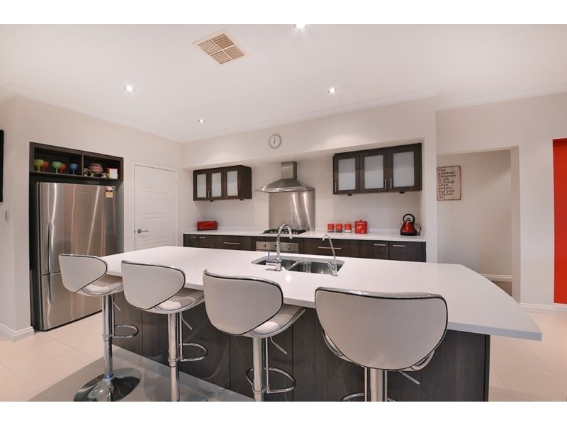 8 Leighton Gardens, Tapping WA 6065