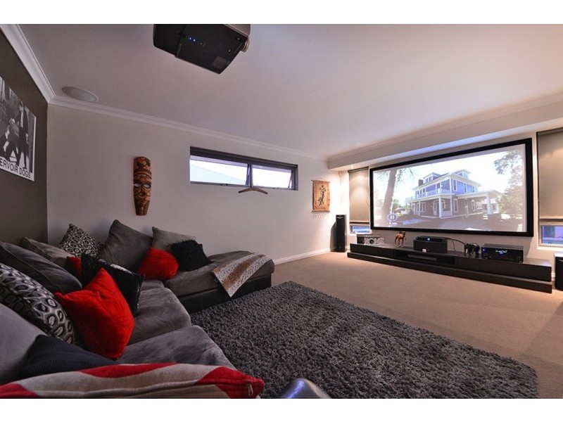 8 Leighton Gardens, Tapping WA 6065