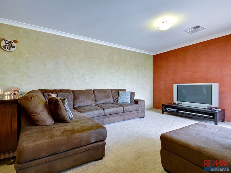 17 Kensington Way, Pearsall WA 6065